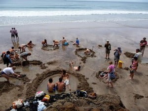 Пляж-горячей-воды-Hot-Water-Beach-Полуостров-Коромандел-Новая-Зеландия