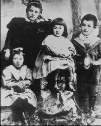 Фаина (слева) с гувернанткой, сестрой Беллой и братом Яковом. Таганрог, 1900 год