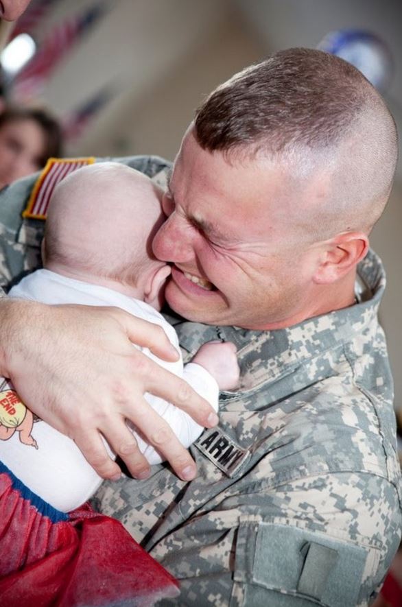 солдат впервый разв идит своего ребенка