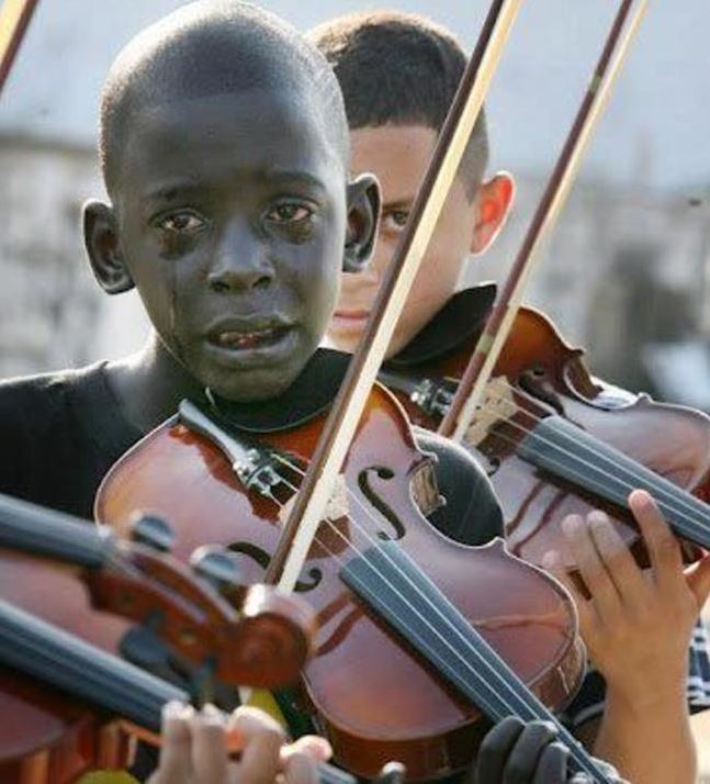 мальчик играет на скрипке на похоронах учителя